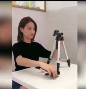 ขาตั้งกล้องถ่ายรูปและโทรศัพท์มือถือปรับระดับได้ 3 ขา พกพาสะดวก ปรับได้ 180° และ 90° พร้อมชั้นรองกล้อง/กล้องถ่ายรูป