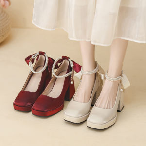 รองเท้าส้นสูงผ้าซาตินสีแดง รองเท้าแต่งงาน Mary Janes ทรงหัวเหลี่ยม สายรัดหัวเข็มขัด รองเท้าส้นเดี่ยวแบบสวม รองเท้าแฟชั่นสำหรับผู้หญิง