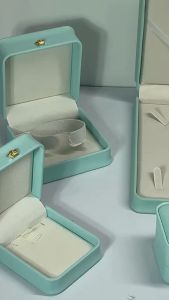 กล่องใส่เครื่องประดับรุ่นหนัง PU เกรดพรีเมียมด้านหน้ารูปมงกุฎสีฟ้าอ่อนคละแบบ