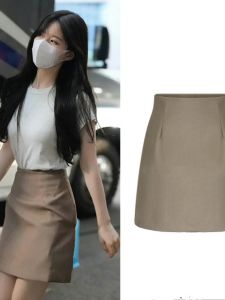 กระโปรงทรงเอสีพื้นเอวสูง ทรงเข้ารูป กระโปรงสั้นทรงเอสำหรับผู้หญิง ฤดูใบไม้ผลิ 2025 กระโปรงทรงเอสไตล์เกาหลี กระโปรงสั้นสำหรับใส่ไปทำงาน