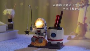 ⚠️现货⚠️ReadyStocks WiseHawk Astronaut blocks toys Pen Holder 宇航员笔筒微颗粒积木玩具送灯光配搭