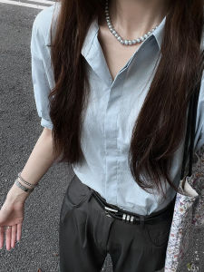 เสื้อเชิ้ตคอโปโลแขนสั้นสีฟ้าสไตล์ฝรั่งเศสสำหรับผู้หญิงในช่วงฤดูร้อนปี 2025 เสื้อเชิ้ตคอกลมแขนสั้นทรงเข้ารูปสไตล์สตรีทแฟชั่น