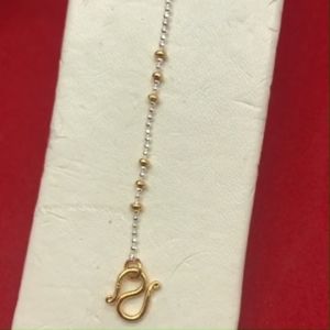 สร้อยข้อมือทองสองกษัตริย์ 2K ลายไข่ปลาจิ๋วคั่น 3 เม็ด ห้อยกระพรวน ความยาว 6.5 นิ้ว ข้อมือแฟชั่น ทองปลอม ทำจากทองเหลือง