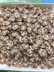 Nút sơmi 4 lỗ kiểu đồi mồi.