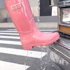 รองเท้าบูทกันฝนทรงสูงสำหรับผู้หญิง กันลื่นทนต่อการสึกหรอ กันน้ำกันเปื้อน รองเท้าทำงานวันฝนตก