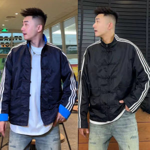 เสื้อแจ็คเก็ตคอตั้งสไตล์กีฬาสำหรับผู้ชายฤดูใบไม้ผลิและฤดูใบไม้ร่วง สไตล์ใหม่ 3 แถบสีตัดกัน กระดุมจี้ แจ็คเก็ตสไตล์จีนสำหรับคู่รัก