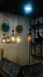 Lampu Gantung Industrial Besi dengan Desain Artistik untuk Dekorasi Interior Rumah