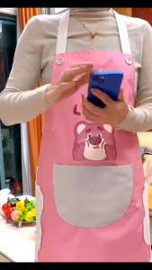 Tạp dề nấu ăn họa tiết gấu dâu có bông lau tay bên hông