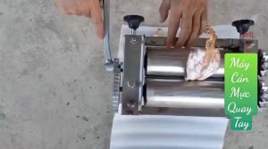 Máy cán mực quay tay làm bằng inox có núm điều chỉnh
