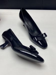 เรียบหรู สีดำ สิทธิบัตร หนัง รองเท้าเดี่ยวสําหรับผู้หญิงที่มีปมผีเสื้อรองเท้าส้นสูงบางกริชหัวตารางนิ้วเท้า ทันสมัย