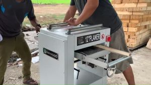 BIGWOOD เครื่องรีดไม้ 12 นิ้ว 2 แรงม้า ยี่ห้อBIGWOOD 220V. 1.5HPรุ่นPL-300พร้อมใบมีดเครื่องรีดไม้ 12"(| 1 ชุดมี 4 ใบ) ทำให้ไสไม้ได้เรียบ รวดเร็วและต่อเนื่อง