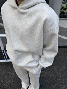 เสื้อฮู้ดสเวตเตอร์คอวีแขนยาวแบบสวมหัวสไตล์อเมริกัน สีเทา ทรงหลวมๆ สำหรับผู้ชาย แฟชั่นฤดูใบไม้ร่วง สวมใส่สบาย ระบายอากาศได้ดี