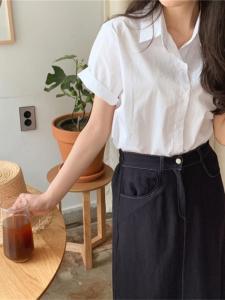 เสื้อเชิ้ตแขนสั้นผู้หญิง ผ้าฝ้ายบาง ทรงหลวม แฟชั่นฤดูร้อน 2025 ใหม่ คอลเลกชั่นฤดูร้อน 2024 คอโปโล ปกติ สีพื้น กระดุม