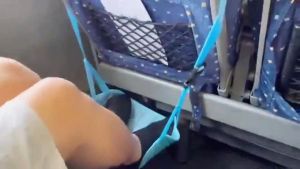 🇸🇬 Fast Delivery Foot Rest Portable Travel Footrest Flight Carry-On Foot Rest Adjustable Height Foot Rest Travel Accessories Footrests Hammock Black. 旅行吊脚袋 办公斜角袋 Christmas present
