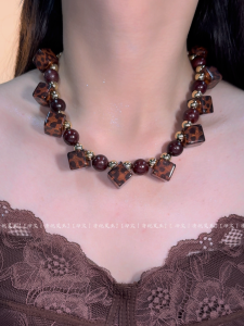 Modern Age Leopard Print Resin Beaded Necklace Womens Unique Design Clavicle Chain Accessory Classic Style Single Layer Acrylic