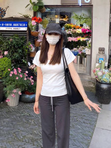 เสื้อยืดคอกลมแขนสั้นทรงสลิมฟิตสำหรับผู้หญิงในช่วงฤดูร้อน เสื้อชั้นในแบบบางอเนกประสงค์ ดีไซน์ U สั้น เสื้อยืดผู้หญิง