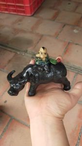 Tượng gốm tiểu cảnh con trâu và em bé