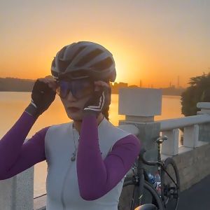 Phụ nữ và nam giới đi xe đạp kính râm có thể thay thế đầy màu sắc cầu vồng đầy màu sắc photochrometic thể thao kính