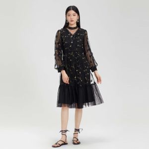 S·DEER | Đầm cổ V thêu ren tay phồng