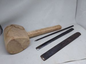 alat pahat alat ukir kayu cekung dan pemukulnya dari kayu sawo berisi tiga buah