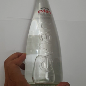 1 thùng Nước khoáng thiên nhiên  có ga hiệu Evian chai thủy tinh 75cl (tương đương 12 chai)