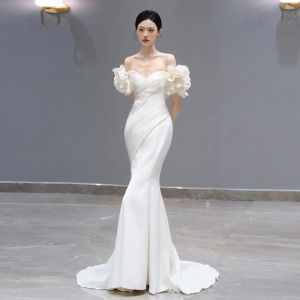 Elegant Light Wedding Dress One Shoulder Fish Tail Bride Flower Embroidery Custom Made White Bridal Gown for Hotel Indoor Shoots