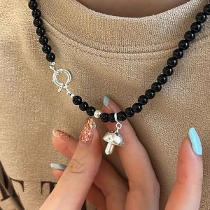 Elegant Black Mushroom Beaded Pendant Necklace Womens Fashion Minimalist Choker Chain Alloy Material Lockbone Chain Jewelry