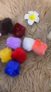 ปอมปอมขนฟู พร้อมห่วงยางยืดสำหรับห้อย ขนาด5ซม. แพ็ค5ลูก สำหรับทำพวงกุญแจ เครื่องประดับ จี้ปอมปอม ลูกบอลขนกระต่าย DIY