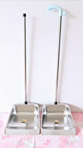 ที่ตักขยะ ที่โกยขยะ ที่ตักผง ที่ตักขยะสแตนเลส (รุ่นหนา)(แถบด้ามฟ้า)(สแตนเลสคุณภาพดี) ขนาดปาก 25.5 ซม.(ตราTK)