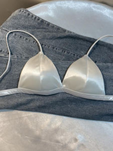 เซ็กซี่ French Triangle Cup Bra Thin สายคล้อง เปลือยหลังไร้รอยต่อ ผู้หญิง ชุดชั้นใน  น้ําหนักเบา ฤดูร้อน ทันสมัย ชุดชั้นใน
