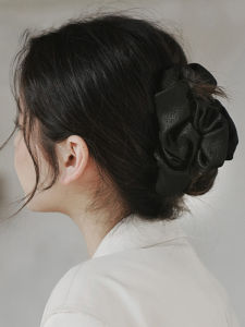 กิ๊บติดผมผ้าซาตินลายเมฆสีดำขนาดใหญ่สำหรับผู้หญิง 2025 รุ่นใหม่ ไฮเอนด์ คล้ายกับฮิปซ์ คลิปผมที่หัวไหล่