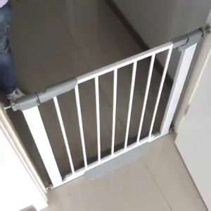 pet door คอกกั้นเด็ก ที่กั้นเด็ก ที่กั้นบันได ประตูกั้นเด็ก รั้วกั้นเด็ก ประตูบันได สำหรับเด็กและสัตว์เลี้ยง ไม่ต้องเจาะผนัง ล๊อคอัตโนมัติ บนล่าง