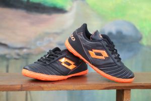 sepatu futsal kulit sapi lotto hitam oren outsol sudah di jahit