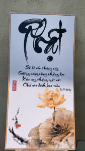 Tranh Thư Pháp Chữ Phật Bài Kệ Lục Tổ - Chất Liệu Formex Cao Cấp 30x60cm - Kháng Nước Chống Bay Màu.
