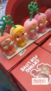 กล่องสุ่มCRYINGจิ๋ว CRYINGขนกำมะหยี่ โมเดลคาย ตั้งโชว์ แบบคายคู่น่ารักมาก ของขวัญ