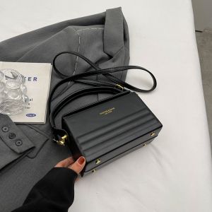 กระเป๋าสะพายข้างทรงสี่เหลี่ยมเล็กสุดเก๋สำหรับผู้หญิงในช่วงฤดูร้อนปี 2024 กระเป๋าถือแบบอเนกประสงค์ กระเป๋าสี่เหลี่ยมเล็กพร้อมซิปปิดแบบแม่เหล็ก