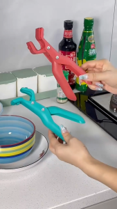 คลิปป้องกันน้ำร้อนลวก คีบจานร้อนจากไมโครเวฟ หนีบแน่นไม่มีหลุดป้องกันการลื่น ที่หนีบจาร้อน ถ้วยร้อน จับได้ทุกภาชนะ