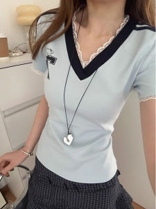 WANGGONGZHU | เสื้อยืดคอกว้างแขนสั้นผ้าลูกไม้สไตล์อเมริกันสำหรับผู้หญิงในช่วงฤดูร้อน เสื้อผ้าทำงานสไตล์เกาหลีทรงสลิมฟิต