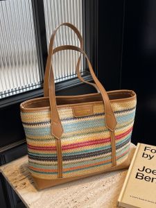 เรียบหรู กระเป๋าผู้หญิงความจุขนาดใหญ่ลำลอง หลากหลาย กระเป๋าสะพายไหล่เดียวแฟชั่น 2024 กระเป๋าถือสไตล์ใหม่