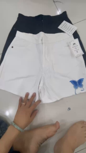 Mùa hè 2025Hàng mới vềeo caoSlimming look quần short denim ống rộng cho nữ Châu Âu thêu công nghiệp nặng quần hot che thịt Phong cách thời trang