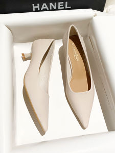 รองเท้าส้นสูงหัวแหลมสีขาวนุ่ม ส้นสูงปานกลาง รองเท้าหนังสวมสบายสำหรับผู้หญิง รองเท้าส้นเดี่ยวแบบสวมสบายสำหรับใส่ไปทำงานในฤดูใบไม้ผลิและฤดูใบไม้ร่วง