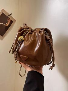 กระเป๋าถือทรงถังสไตล์ย้อนยุค กระเป๋าสะพายข้างโซ่แฟชั่นฤดูใบไม้ร่วง/ฤดูหนาว กระเป๋าถือแบบอเนกประสงค์สำหรับผู้หญิง กระเป๋าถือ PU วัสดุ