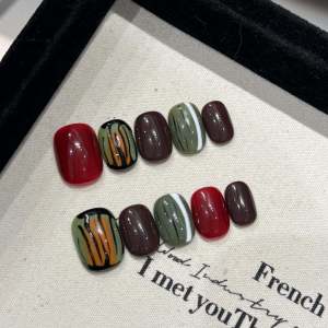 [Yan Li] Blooming Hand Painted Fall and Winter Retro Color Fancy Wear Finished Nail Beauty Nail Patch Short Round Student