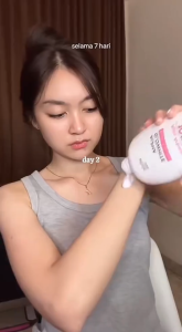 Losion tubuh pencerah dan pelembap 400ml Lotion for Brightening and Evening Skin Tone Body Lotion Losion tubuh dengan Alpha Arbutin dan Niacinamide Brightening & Hydrating for Glowing Skin Improve Dark Lighten Skin Hydrating for Glowing Skin