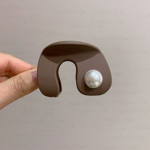 Trendy Shark Hair Clip Womens Medium Size Hair Accessories Less Hair Quantity Suitable Back of Head High End Feeling Hair Grips