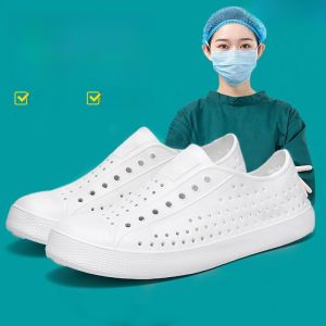 Medical Hole Shoes for Women Summer Outwear 2024 New Beach Shoes Operating Room Medical Nurse Non Slip Slippers for Women