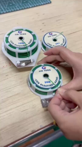 ลวดรัดต้นไม้ ลวดเคลือบpvc ลวดเขียวอเนกประสงค์ ลวดมัดสายไฟ ฯลฯ มาพร้อมตัวตัดลวด มีความยาว 3 ขนาด 30 เมตร / 500 เมตร / 100 เมตร ขนาดลวด 0.4/0.2mm