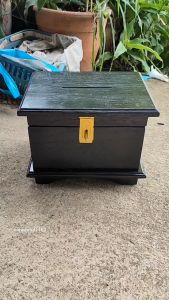 BF กล่องออมสินใส่เงิน-ของมีค่า ไม้สักแท้ (23*18.5*สูง18.5 ซม.) ออมสินใส่เงิน/กล่องใส่เงินสด piggy bank สีดำ **มีรับประกัน**