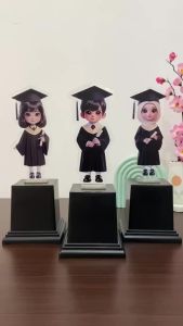 Custom Sticker Tatakan Piala Wisuda Anak Sekolah: Souvenir Tropi & Hadiah Bahan Akrilik