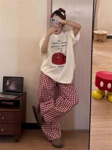 T-Shirt Wanita Ukuran Besar Gaya Korea Longgar  Motif Tulisan Apel & Desain Sporty Manis  Katun Tipis Bernapas Premium  Tren Musim Panas 2025 Kesan Mewah  Gaya kampus  Modis  Serbaguna  Kerah bulat  Tops  Slip - on  Pakaian  Nyaman  Santai  Pakaian